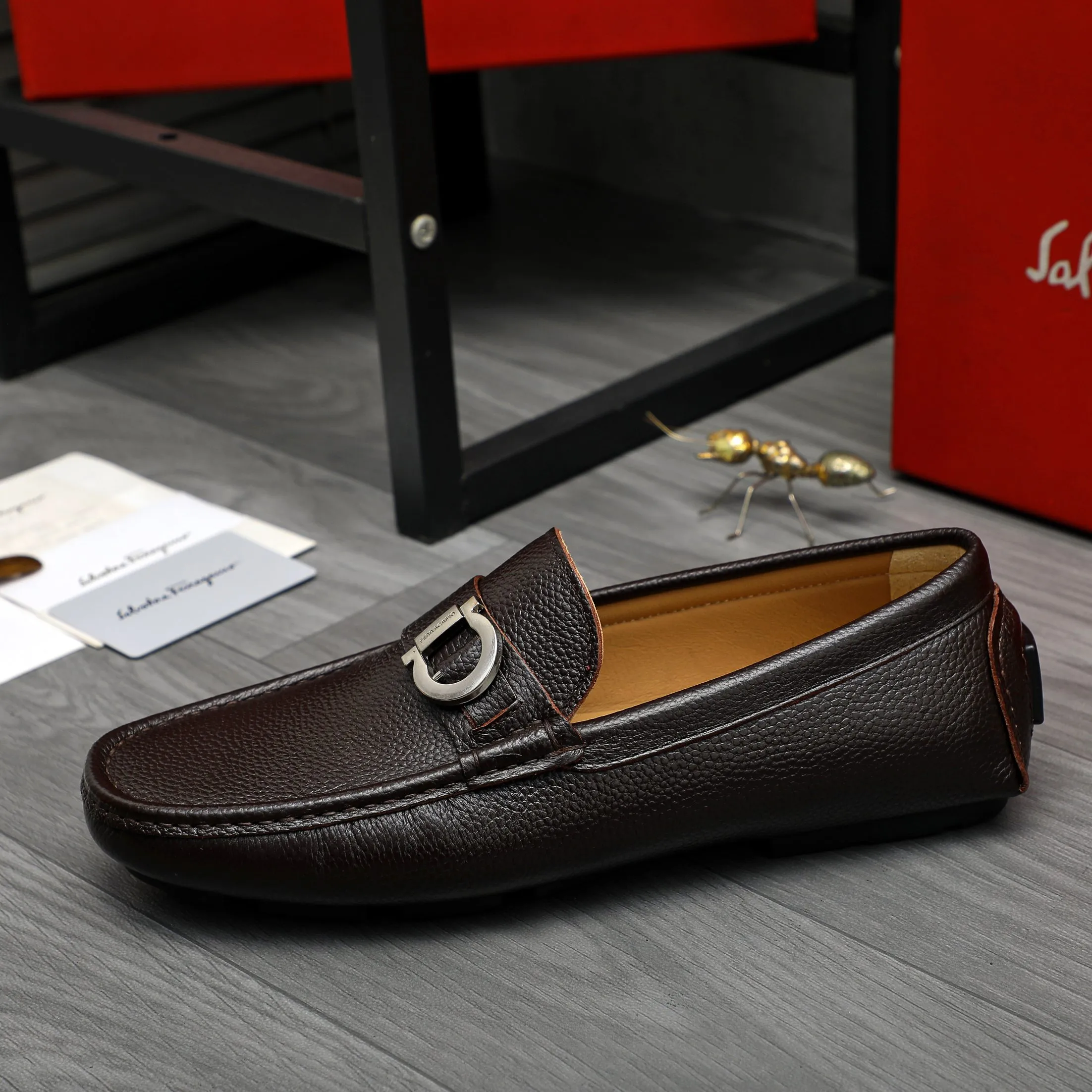 P420 Product trademark: Ferragamo [Ferragamo] Casual slip-on men's shoes Regular size: 38-44 Product material: Selected pebbled cowhide upper, sheepskin lining, original rubber outsole